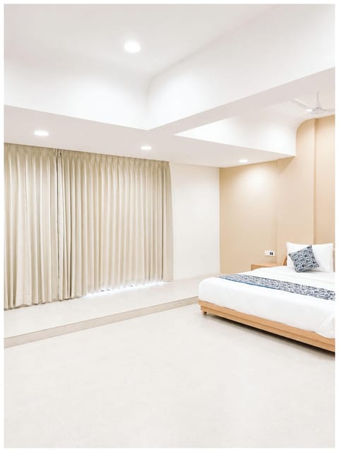 Deluxe Double Room, Air conditioning | Hypo-allergenic bedding, desk, soundproofing, free WiFi