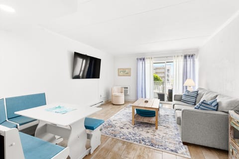 Updated 1 Bed right on the beach!