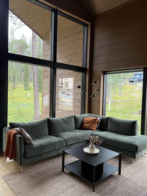 Relax comfortably with your whole group in a bright, spacious lounge area illuminated by stunning floor-to-ceiling windows.