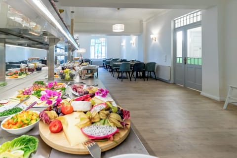 Superior Apartment, 1 King Bed with Sofa bed, Pets Allowed, Sea View | Dining