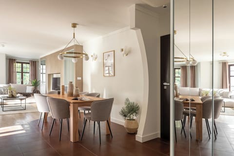 Family Apartment, Non Smoking, Private Bathroom | Dining