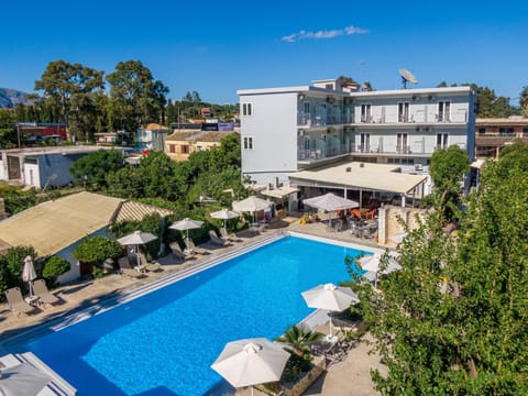 Family Room | Pool | Seasonal outdoor pool, pool umbrellas, sun loungers