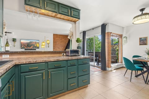Apartment, Multiple Beds, Balcony, Garden View (The Aviary Near CSU) | Private kitchen