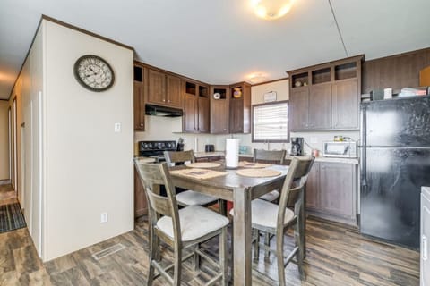 Kitchen & Dining | Dining Table & Full Appliances