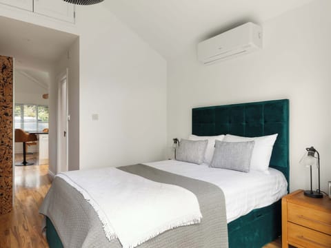 The bedroom includes air conditioning, providing added comfort and a refreshing space to relax during warmer Cambridge days.