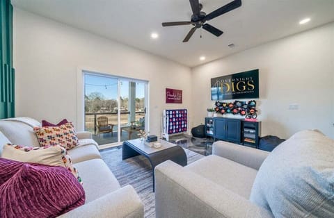 Cozy Lounge Area with Family Games and SmartTV
