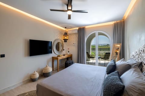 Grand Villa | Minibar, in-room safe, individually decorated, individually furnished