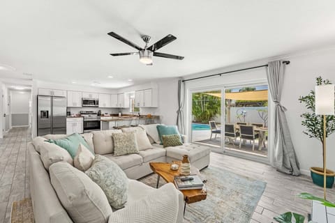 House (3 Bedrooms) | Living area | 40-inch TV with digital channels