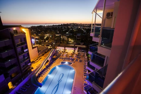 Seasonal outdoor pool, pool umbrellas, sun loungers