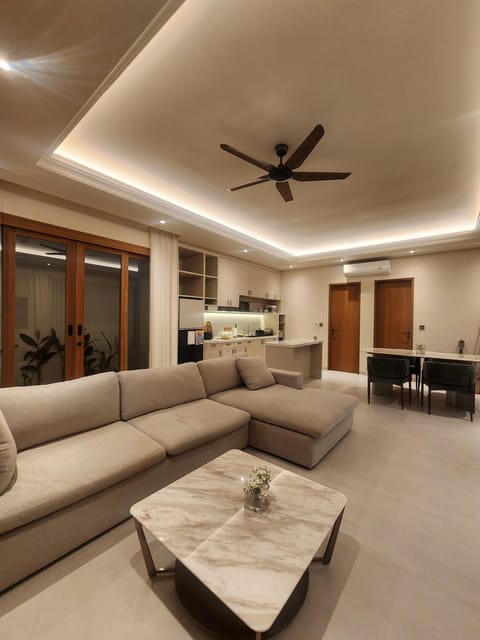 Quiet Contemporary Hideaway, Moments from Icon Mall and Beach (1840)