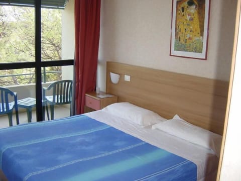 Minibar, in-room safe, desk, free cribs/infant beds