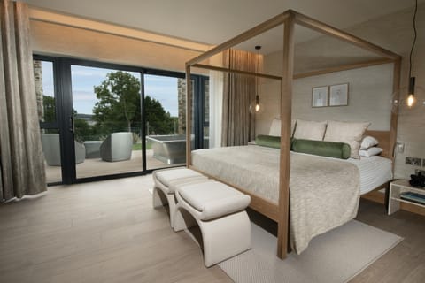 Deluxe Studio Suite | Minibar, in-room safe, desk, laptop workspace
