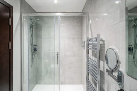 Premium bedding, in-room safe, iron/ironing board, free WiFi