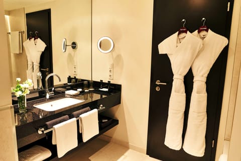 Junior Suite | Minibar, in-room safe, desk, laptop workspace