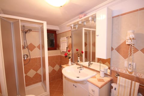 Double or Twin Room, Garden View | Bathroom | Shower, hair dryer, shampoo