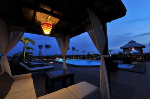 Outdoor pool, pool umbrellas, sun loungers