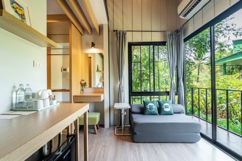 Chimpanzee Loft | Hypo-allergenic bedding, in-room safe, desk, free WiFi