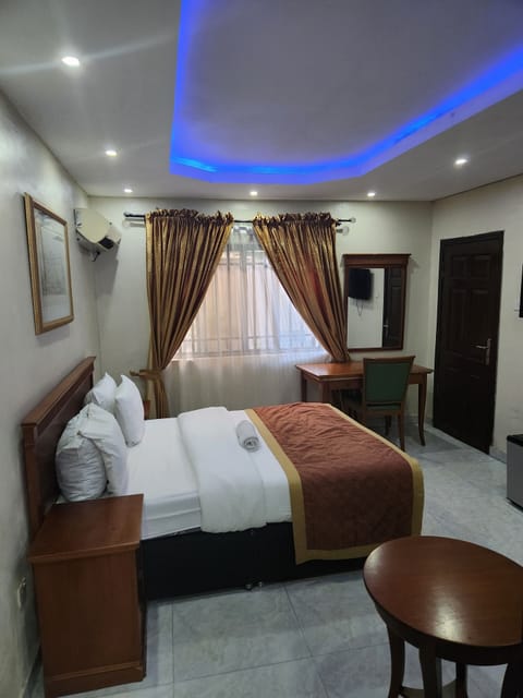 Deluxe Room | Minibar, in-room safe, laptop workspace, blackout drapes