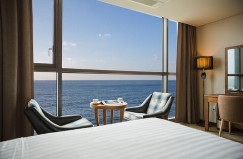 Deluxe Twin Room | In-room safe, blackout drapes, free WiFi, bed sheets
