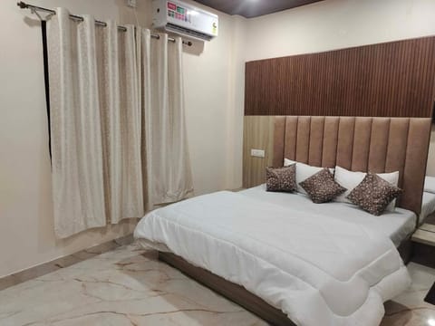 Deluxe Room | Rollaway beds, free WiFi, bed sheets