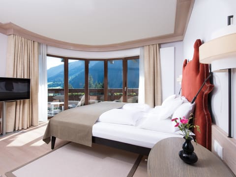 Suite, Balcony, Mountain View | 1 bedroom, hypo-allergenic bedding, down comforters, free minibar