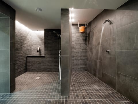 Couples treatment rooms, sauna, hot tub, steam room, body treatments