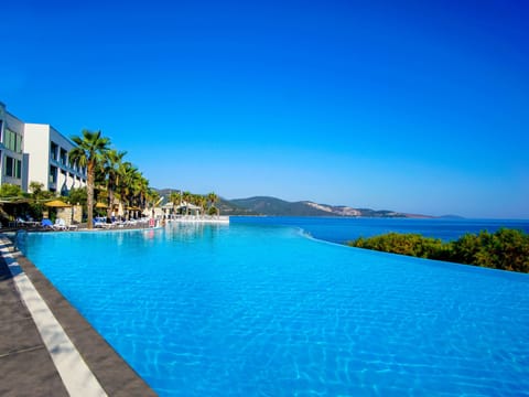 4 outdoor pools, open 9:00 AM to 6:00 PM, free cabanas, pool umbrellas
