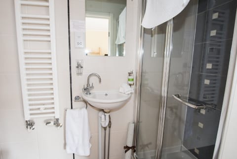 Double Room, Ensuite | Bathroom | Free toiletries, hair dryer, bathrobes, towels