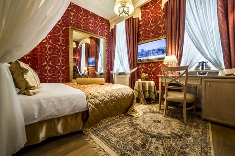 Hypo-allergenic bedding, minibar, in-room safe, desk