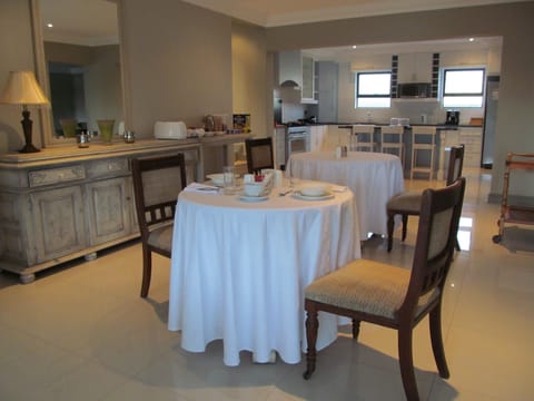 Double Room - Queen Room | Private kitchen | Mini-fridge, coffee/tea maker, electric kettle