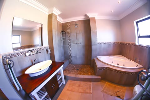 Double Room - King Luxury  | Bathroom | Hair dryer, bathrobes, towels, soap