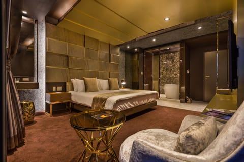 Silk style | Individually decorated, individually furnished, desk, free WiFi