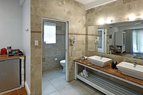 Garden (King Room) | Bathroom | Shower, designer toiletries, hair dryer, bathrobes