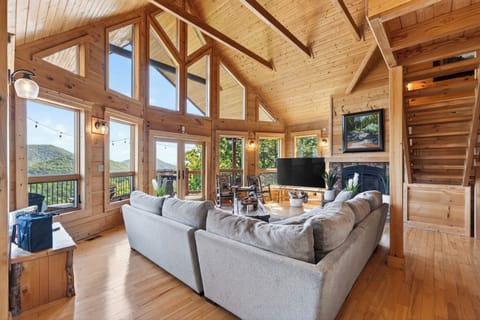 A stunning first impression featuring soaring vaulted ceilings and floor-to-ceiling windows that bring the mountains inside.