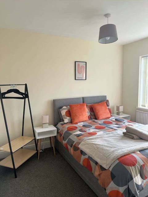Bright and cosy bedroom with a comfy double bed and modern décor.
Fresh linens and soft lighting create a relaxing atmosphere.
Ideal for a peaceful night’s sleep after a busy day.