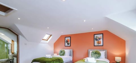 Bright and spacious twin room with cosy green accents.
Beautiful natural light and warm décor throughout.
Perfect for friends, family, or contractor stays.