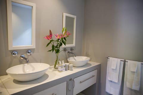 Honey Moon Suite 04 | Bathroom sink