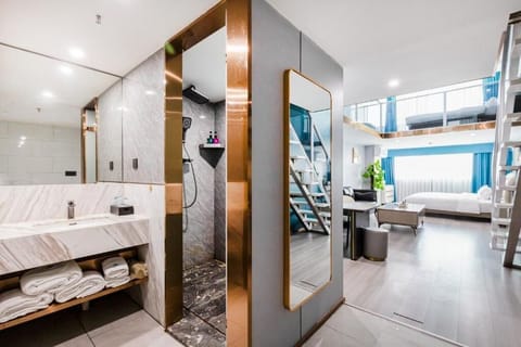 Luxury Loft, City View | Blackout drapes, soundproofing, WiFi (free)
