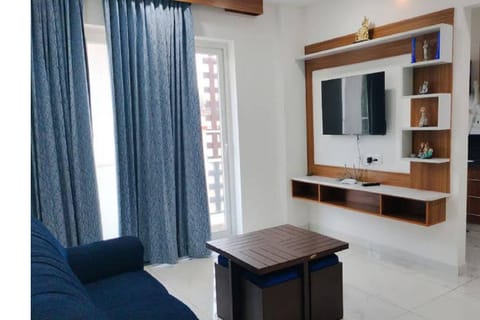 Deluxe Double Room | Living area | TV