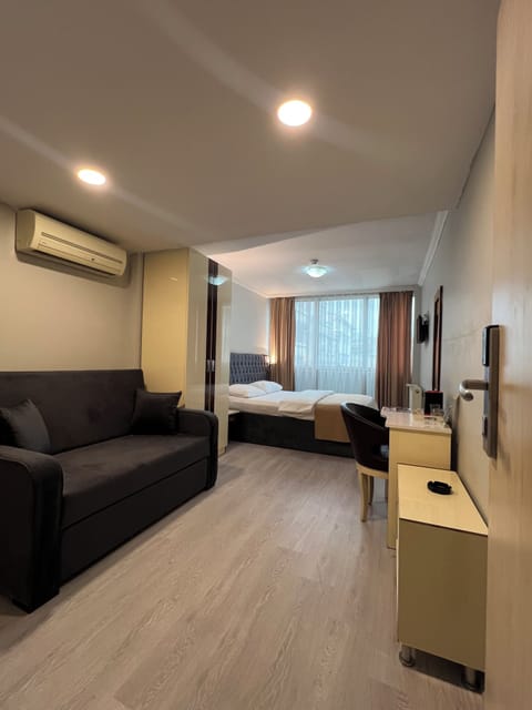 Family Room | Desk, free WiFi, bed sheets