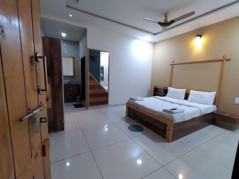 Deluxe Room, Garden View | Individually furnished, desk, laptop workspace, bed sheets