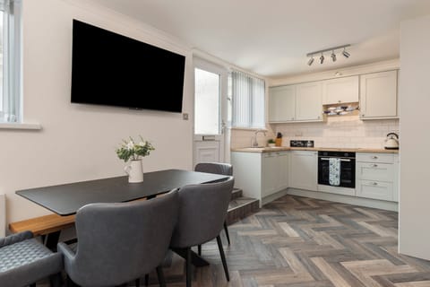 Short walk from beach, parking