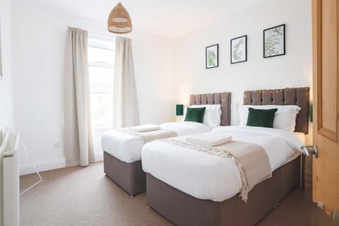 A cozy and inviting bedroom with two single beds, perfect for rest and relaxation