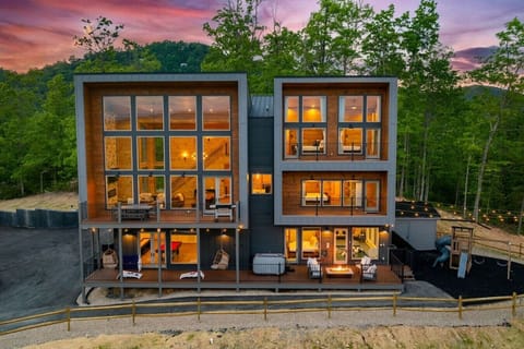 Welcome to Fool`s Gold - your ultimate Smoky Mountain getaway!