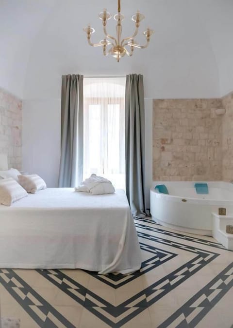 Deluxe Suite, Balcony, Courtyard View | In-room safe, soundproofing, free WiFi