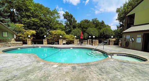Access to resort pool & hut tub