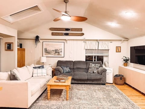 Living Room | Smart TV | Relax after a long day at the lake