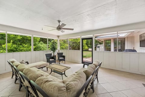 Screened-in back porch - Outdoor Relaxation with Comfort!