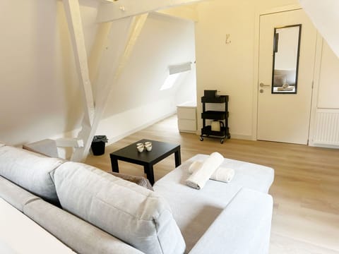 Basic Studio | Iron/ironing board (on request)