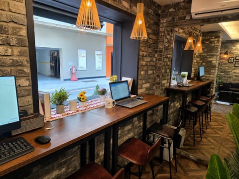 Lobby lounge